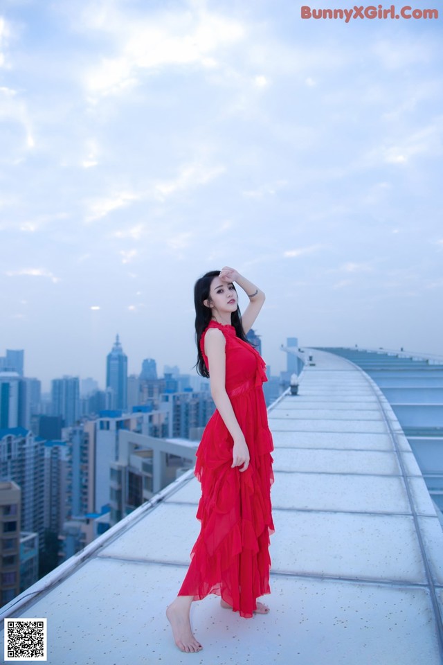 Beauty Crystal Lee ventured into blooming on the roof of a high-rise building (8 photos) No.f14fcb